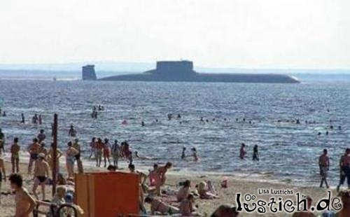 U-Boot nahe am Strand U-Boot nahe am Strand