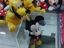 Pluto hält Mickey