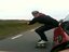 Skater am Auto